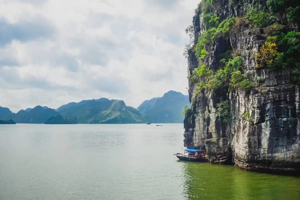 Góry Wodzie Long Bay Wietnam — Zdjęcie stockowe