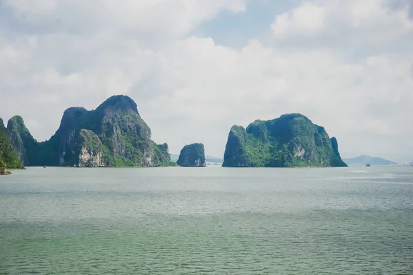 Hegyek Vízben Long Bay Vietnam — Stock Fotó