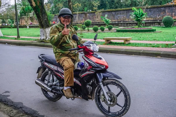 Hue Vietnam Január 2018 Egy Idős Vietnami Férfi Motorbiciklin — Stock Fotó
