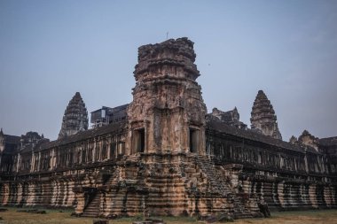 Angkor Wat 'ın antik mimarisi ve kalıntıları sabahın erken saatlerinde