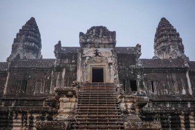 Angkor Wat 'ın antik mimarisi ve kalıntıları sabahın erken saatlerinde