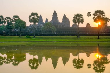 Angkor Wat gün doğumunda gölün yansımasında