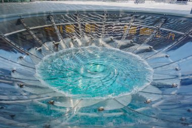 Singapur 'daki bir alışveriş merkezinde girdap.