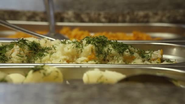 Restaurangtorg Läcker Kokt Ris Potatis Dill Skedar Panoramautsikt Över Shooting — Stockvideo