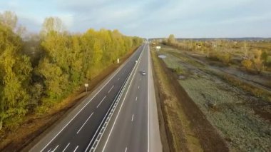 Hava anket. ufuk otobana üzerinde uçuş. arabalar hareket. ağaçlar yolu boyunca. sabah erken.