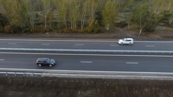 Luftaufnahme Flucht Entlang Der Spätherbstlichen Autobahn Umzugswagen Bäume Entlang Der — Stockvideo