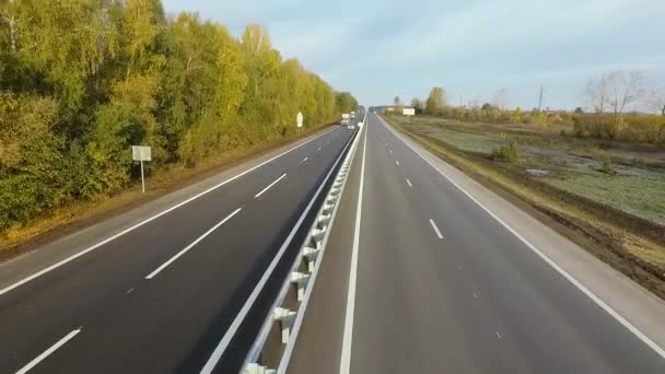 Luchtfoto Enquête Omgekeerde Vlucht Langs Late Herfst Snelweg Bewegende Auto — Stockvideo