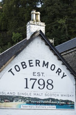 Tobermory, İskoçya - 13 Ağustos 2017: viski damıtım Tobermory