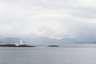 Bulutlu gün Eilean Musdile deniz feneri