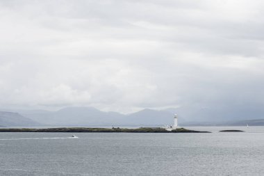 Bulutlu gün Eilean Musdile deniz feneri