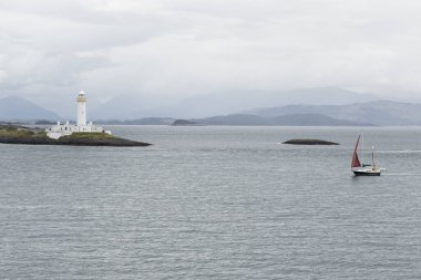Bulutlu gün Eilean Musdile deniz feneri