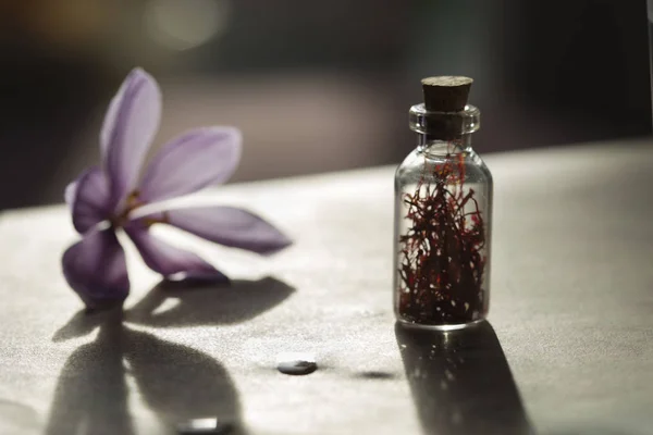 サフランの花とボトルの乾燥サフラン スパイス — ストック写真