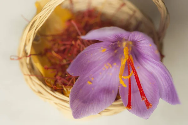 Gedroogde Saffraan Specerij Klein Mandje Saffraan Bloem — Stockfoto