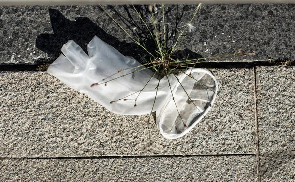 Ausrangierte Arzthandschuhe Auf Der Straße Umweltverschmutzungsprobleme — Stockfoto