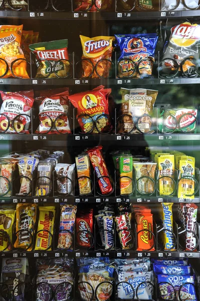 自動販売機で米国のジャンクフード — ストック写真