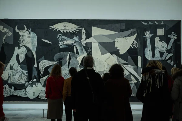 ピカソのゲルニカ レイナソフィア博物館 マドリード スペイン ロイヤリティフリーのストック画像