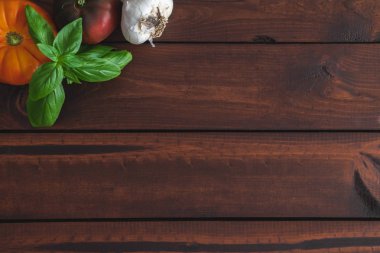 Koyu kahverengi arka plan büyük çiftlik tablo mesajlaşma için çeşitli sebze. 