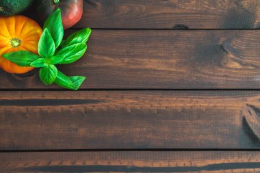 Koyu kahverengi arka plan büyük çiftlik tablo mesajlaşma için çeşitli sebze. 