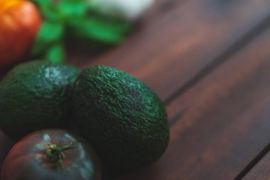 Koyu kahverengi arka plan büyük çiftlik tablo mesajlaşma için çeşitli sebze. 