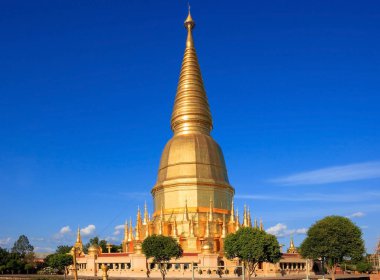 Pagoda ve mavi gökyüzü güneşli bir günde