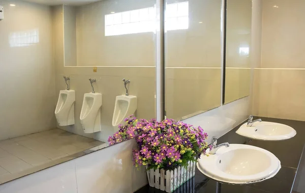 Men Room Throwing Flowers Artificial Bay Building — Stock Photo, Image