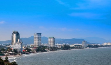 Parlak gökyüzünde kıyı tatil beldesi