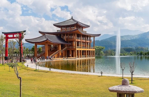 Açık bir günde Japon ahşap kalelerinin güzelliği.