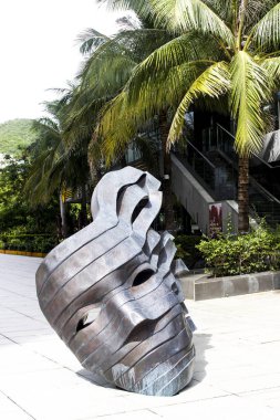 Parktaki eski Çin maskesi