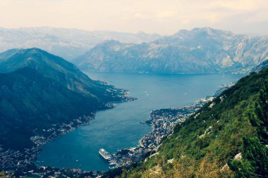 Mavi su sıcak Denizi'nin güzel kıyısında pitoresk Bay
