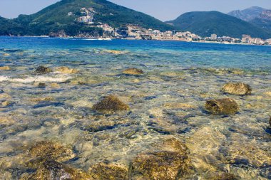 Mavi denizin masmavi Bay güzel pitoresk plaja