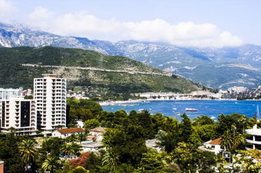 Mavi su sıcak Denizi'nin güzel kıyısında pitoresk Bay