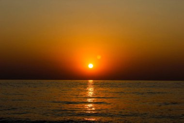 Akdeniz ufukta dan güzel erken gündoğumu