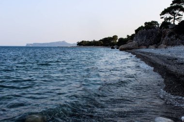 Mavi su ile Akdeniz'in güzel manzaralı sahil