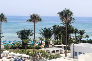 Mavi su ile Akdeniz'in güzel manzaralı sahil