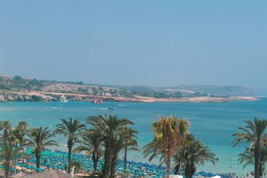 Mavi su ile Akdeniz'in güzel manzaralı sahil