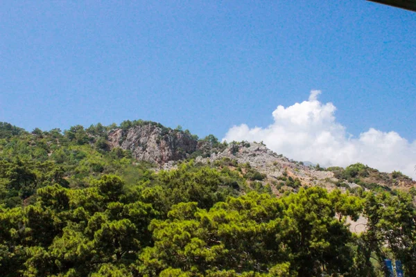 Ψηλό Πράσινο Βουνό Ένα Τροπικό Θέρετρο — Φωτογραφία Αρχείου