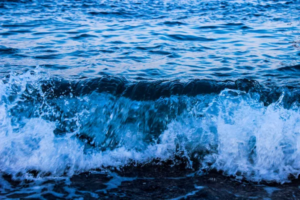 Olas Golpeando Orilla Con Espuma —  Fotos de Stock