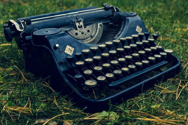 古いドイツ語の黒いタイプライター — ストック写真