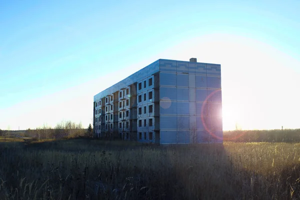 Gamla Sovjetiska Ofärdiga Ensam Hus Fältet — Stockfoto