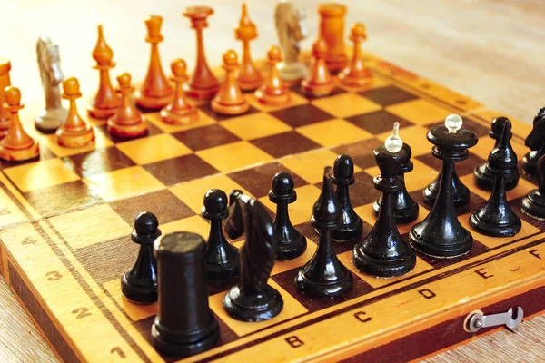 ボード上の古いチェスの駒 — ストック写真