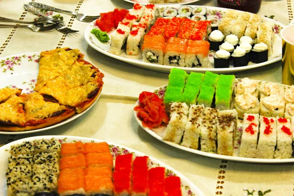 Deliciosos Deliciosos Panecillos Japoneses Sushi Mesa Vacaciones —  Fotos de Stock