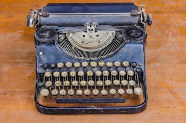 Eski siyah vintage antika Alman daktilo yeşil çimenlerin üzerinde Kapat