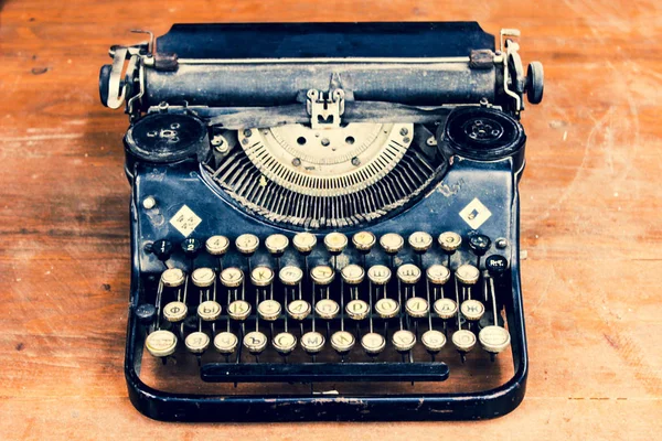 Eski siyah vintage antika Alman daktilo yeşil çimenlerin üzerinde Kapat