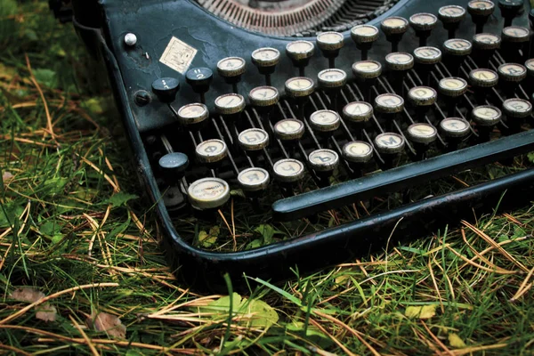 老黑复古古色古香德国打字机在绿草关闭 — 图库照片