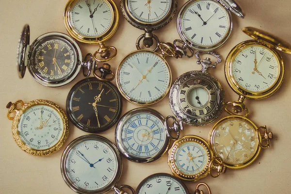Vintage antik antika cep retro eller saat ile saat denetimi için yuvarlak