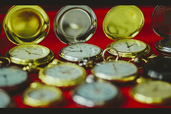 Vintage Ancient Antique Pocket Retro Clock Hands Time Control — Stock Photo, Image