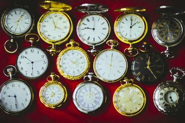 复古古老的古董口袋圆的复古时钟与手的时间控制 — 图库照片