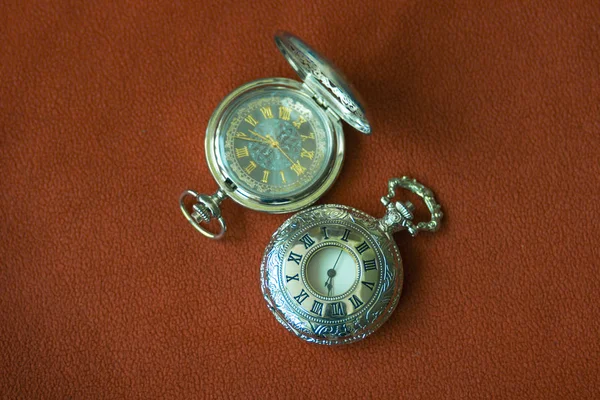复古古老的古董口袋圆的复古时钟与手的时间控制 — 图库照片