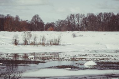 Kışın kar Rusya'da küçük bir nehir üzerinde beyaz
