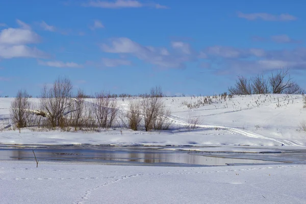 Weißer Schnee Auf Einem Kleinen Fluss Russland Winter — Stockfoto
